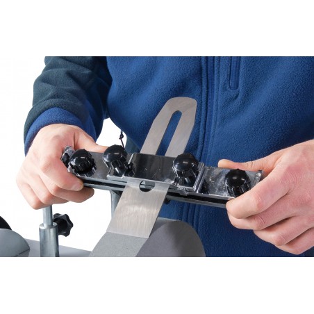 Dispozitiv pentru muchii drepte: pentru fier plan si dalti cu o latime maxima de 70 mm si o grosime maxima de 6.5 mm.